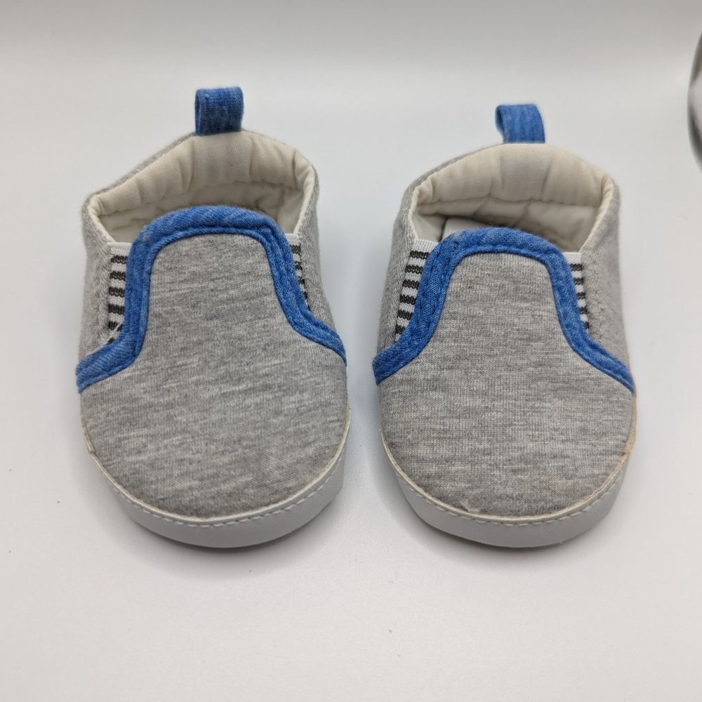 Multiple pairs of Gently Used Baby Booties - Picture 2 of 10